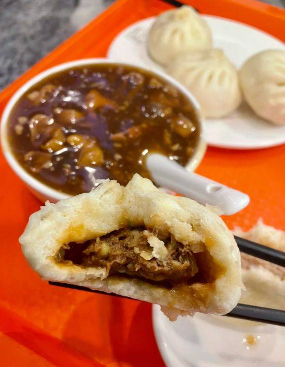 开运-北(běi)京早餐的烟火(huǒ)气：一碗炒肝配包(bāo)子，一个糖油饼