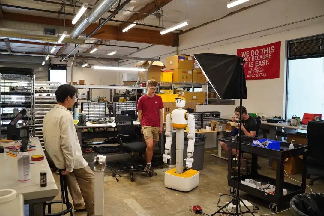 Memo机器人：戴棒球帽的家务终结者？