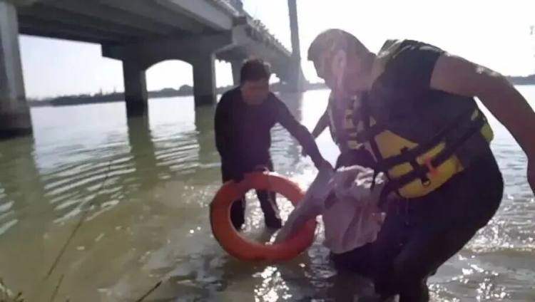 南京民警赵邢超、张超华、赵磊，你们救人的样子真帅！