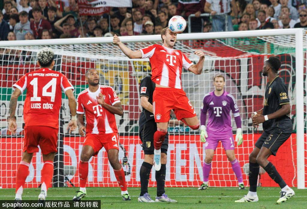 开云新闻-NFL传奇球星曼宁造访拜仁俱乐部，获赠凯恩的签名球衣背后：运动跨界的魅力与影响力