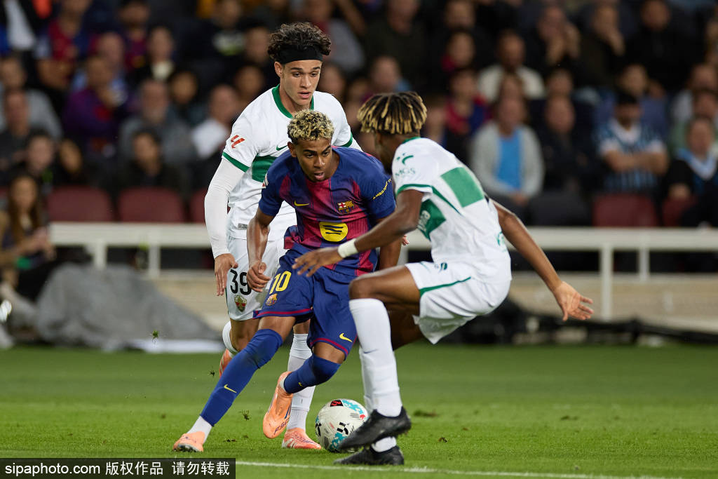 开云-历史性时刻！伯纳烏(wū)变身NFL主场，马德裡(lǐ)掀起橄(gǎn)欖(lǎn)球狂潮