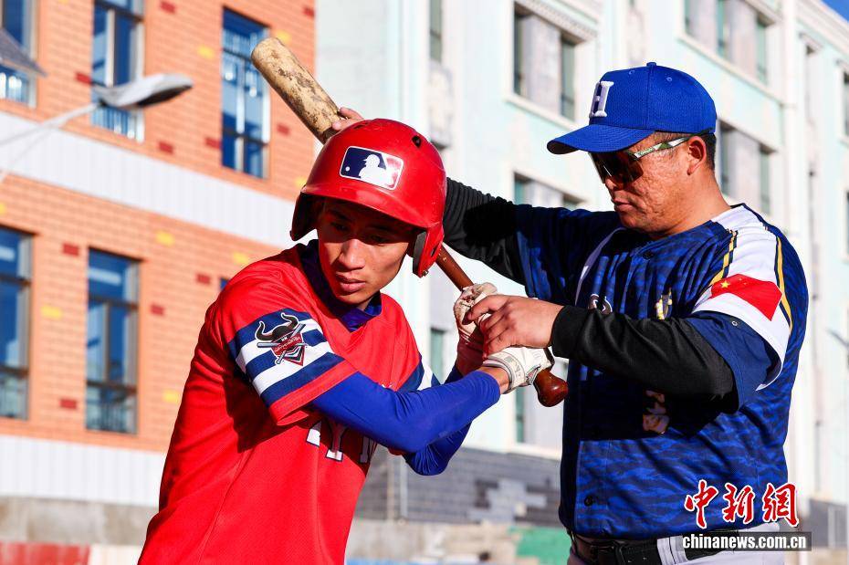 开云网址-【图片故事】棒球教练华旦班玛：为高原牧区孩子挥出一条“梦想之路”