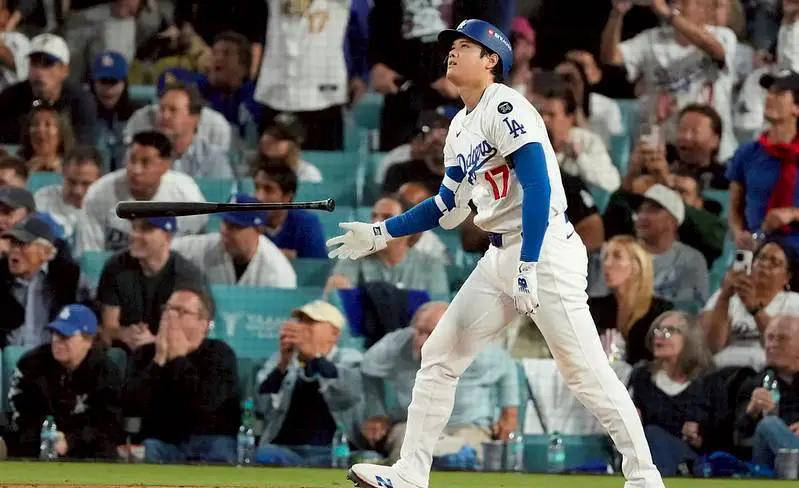 开云app-詹姆斯盛赞库里：篮球界的“大谷翔平”