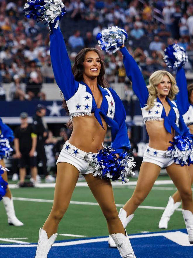 达拉斯牛仔啦啦队头牌现身尼克斯比赛现场，高颜值与好身材引发关注