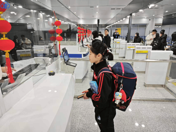 天津机场边检站保障韩国小学生乒乓球队来津比赛交流